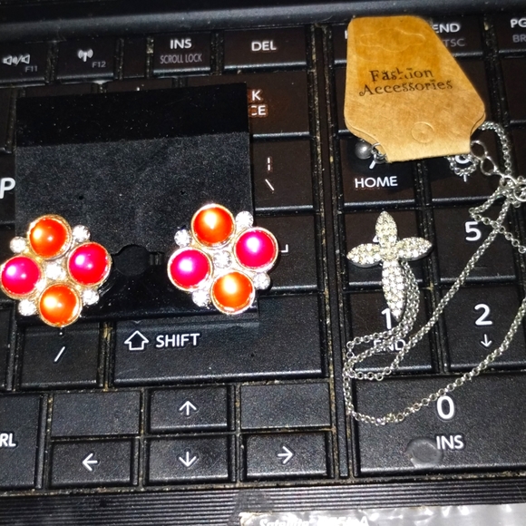 Vintage jewelry lot/clip-on earrings and beautiful Silver Cross with rhi… - Picture 1 of 1